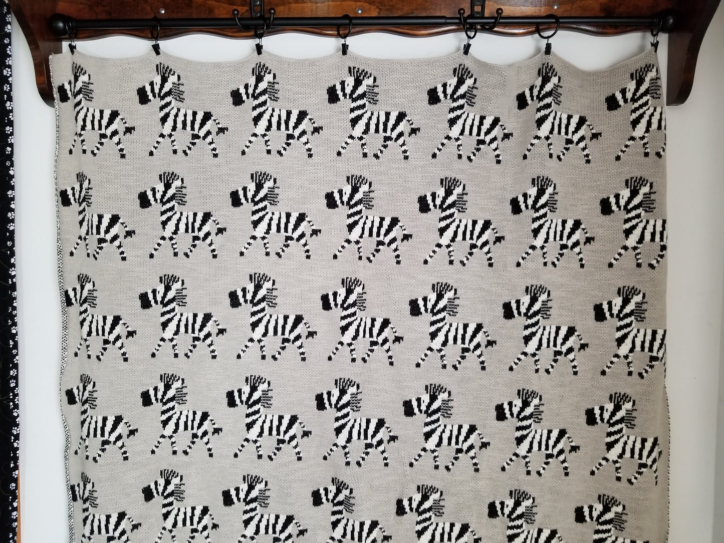 Metal Curtain & Quilt Hangers - 20pcs/set; 2 Colors to Choose From